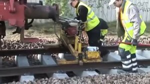 Замена шпал под рельсами - работа путевых машин