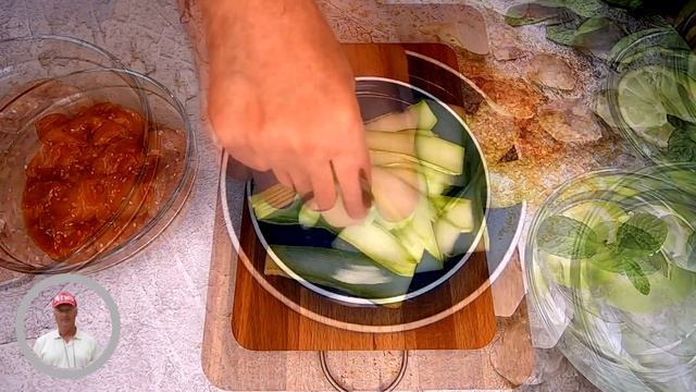 Куриныe шaшлычки с молодыми кабaчкaми на сковороде - нежные, сочные и ароматные
