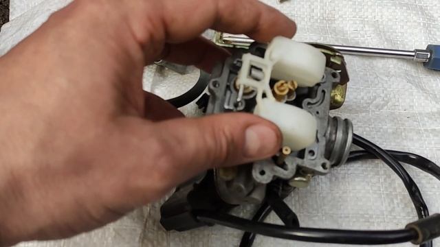 Бензин в картере скутера причины и устранение навсегда! и установка дополнительного крана !!! смотреть онлайн