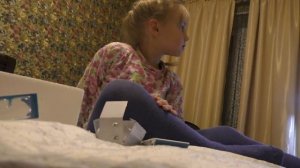 Детская электрическая зубная щетка обзор, чистим зубки...