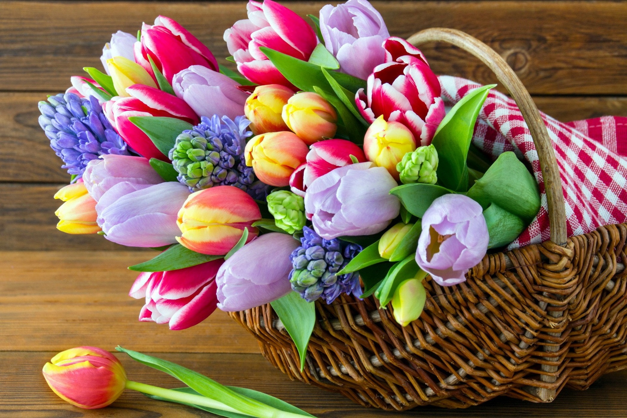 Открытку красивый букет тюльпанов. Весенний букет. Цветы тюльпаны. Букет весенних цветов. Букет тюльпанов.