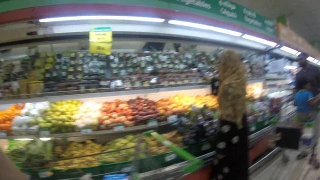 В магазине в Шардже. Цены в Эмиратах. смотреть онлайн