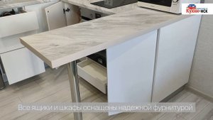 Маленькая белая кухня с барной стойкой в кухне-гостиной