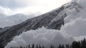 Спуск лавины на северах Чегета