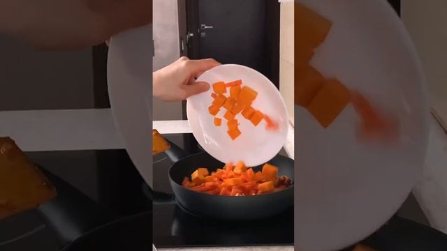 Курица с тыквой и другими овощами в соусе карри смотреть онлайн