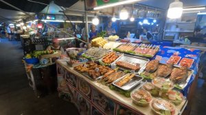 Продают сырые продукты на Русском рынке в Паттайе Тайланд