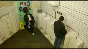 Розыгрыш в мужском туалете