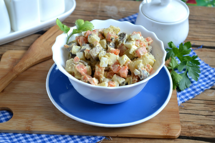 Вегетарианский салат с сыром и шампиньонами