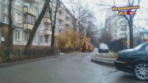 Желтый трактор едет быстро. Игорюша и желтый трактор. Спецтехника