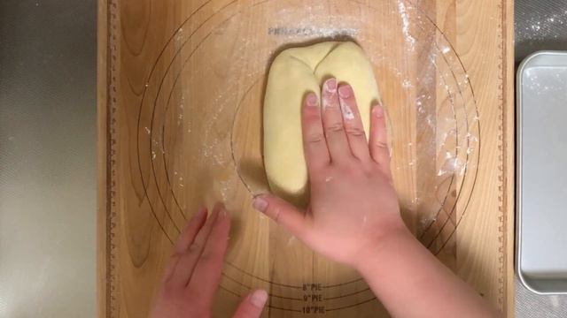 【レシピあり】フワフワ生地のはちみつクリームパンの作り方！オーバーナイト法でじっくり発酵で、甘さ控えなパン！クリームをつけるだけで甘いパンになりました！！ смотреть онлайн