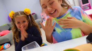 Ruby and Bonnie pause challenge with granny