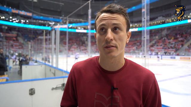 Торжественное вбрасывание: игрок ФК "Сочи" Алексей Померко