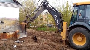 Разобрать холодильник на металлолом и медь с помощью экскаватора.