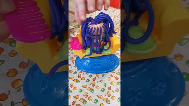 Play doh. Игры с детьми. Пластилин. Причёски. Игра в парикмахера смотреть онлайн