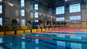 Лично-командный чемпионат МВД России по плаванию. Полицейские плавают в форме.