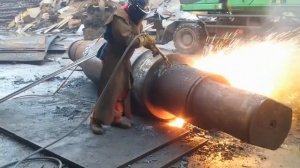 резка металла кислородным копьём. Metal cutting with an oxygen lance.