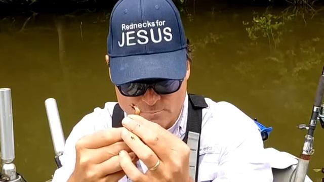 Redneck 101- How To Hook a Nightcrawler for Bass смотреть онлайн