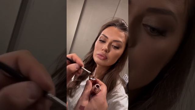 Сердар Камбаров показывает как он использует оттенок .. - Виктория Боня смотреть онлайн