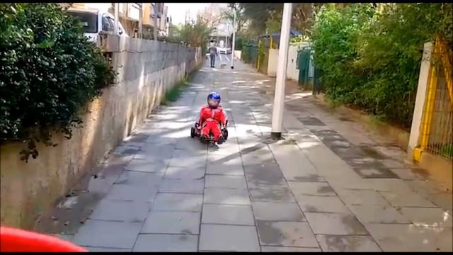 Куда Даниэль уехал в костюме гонщика? Where did Daniel leave in the rider's suit? Funny video смотреть онлайн