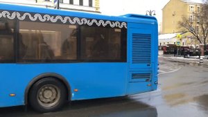 Автобус "М6" (ЛиАЗ 5292.65) прибывает на остановку "Метро Китай-город" (03.04.2022)