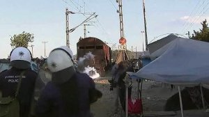 Несколько сот мигрантов на греко-македонской границе пошли на штурм полицейского кордона