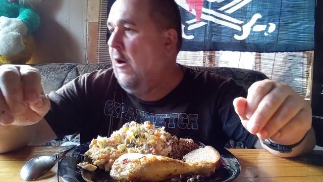 Обжор - жареные окорочка, салат оливье, гречка