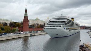 Круизный лайнер в Москва реке