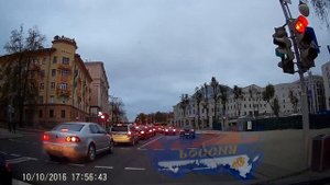 падение трубы с фасада