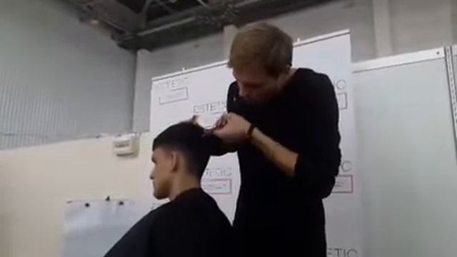 МК от Егора Егунова" Современные мужские стрижки" в рамках выставки " Зеркало молы. Запорожье 2016" смотреть онлайн