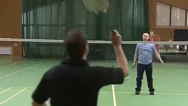 Президент РФ Дмитрий Медведев играет в бадминтон смотреть онлайн