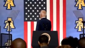 Байден потерялся на сцене