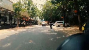 Движение на мопеде в городе Санья