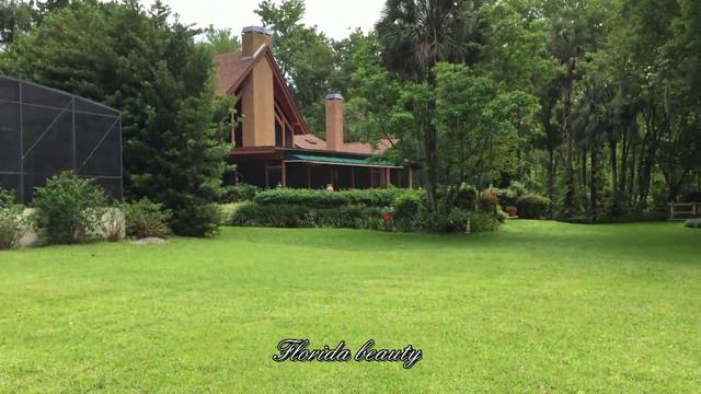 Красивый Back Yard с видом на озеро. Город Altamonte Springs.Флорида