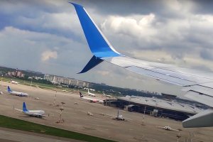 Взлет пассажирского самолета Boeing летом в прекрасный день