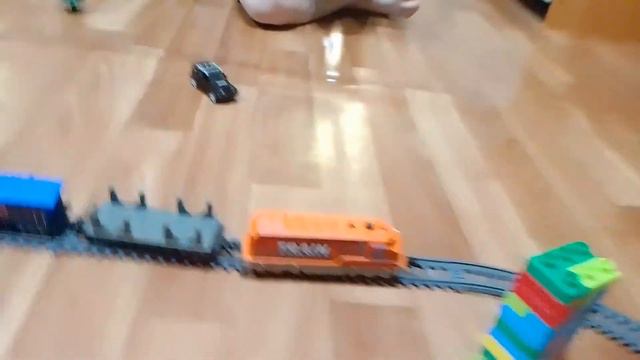 Денис играет в поезд! смотреть онлайн