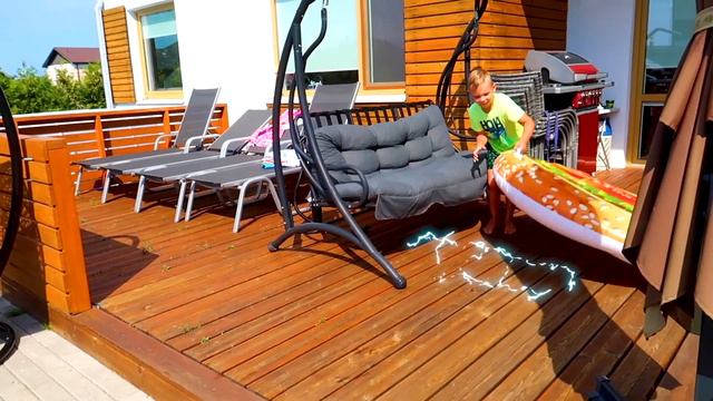 Ариша и гигантские надувные игрушки смотреть онлайн