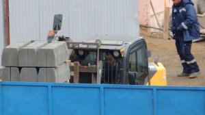 Кран манипулятор Камаз прибыл на разгрузку - Разгружает мини фронтальный погрузчик.