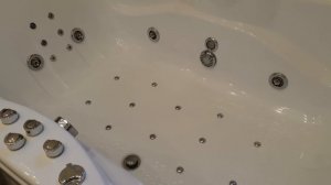 Обзор ванной комнаты. Картина нашла свое место.