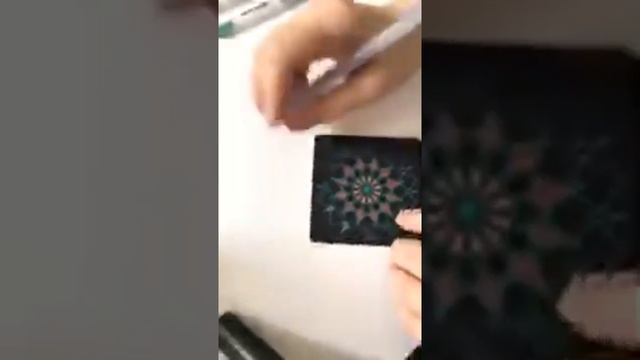 Мандала на чёрном цветными ручками