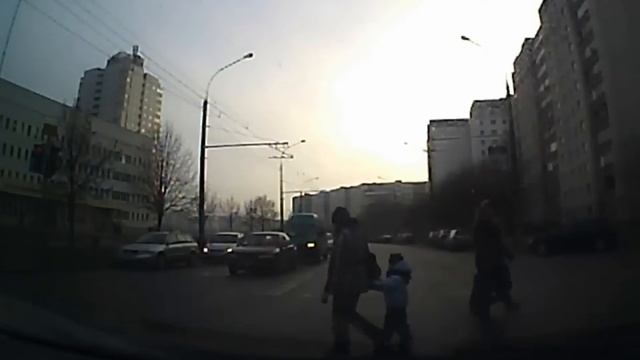 Грузовик перекрывает дорогу... смотреть онлайн