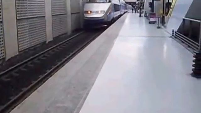 RER B aéroport Roissy Charles de Gaulle смотреть онлайн