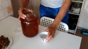 Как налить мёд из трёхлитровой банки в вазочку