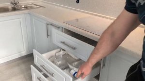 Кухонный гарнитур светло-серый.