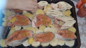 Очень сочный вкусный и простой рецепт рыбы с картофелем в духовке