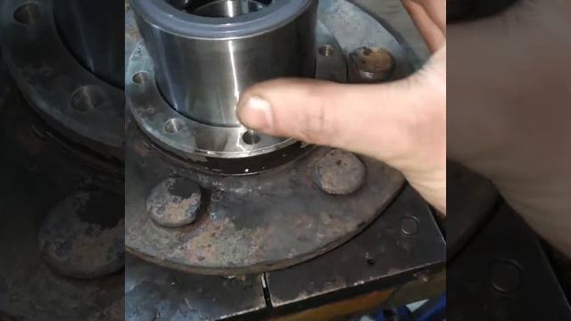 Замена заднего ступичного подшипника в Iveco daily. Replacing the rear wheel bearing Iveco daily. смотреть онлайн