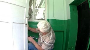 Врезной замок в межкомнатную дверь. Отверстие под ключ. Фрезеруем одним сверлом.