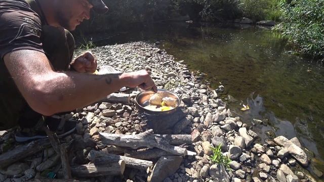 ГОТОВЛЮ ЕДУ НА БЕРЕГУ ТАЁЖНОГО РУЧЬЯ.БУШКРАФТ.Походная кухня