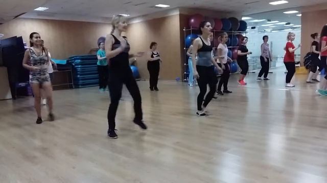 Сальса с Роландо. Начинающая группа в фитнес клубе смотреть онлайн