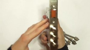 Гардиан 1011 - дешевый замок под ручку.