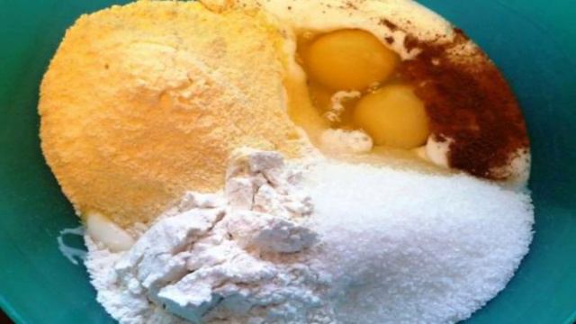 Пирог-перевертыш со сливами